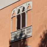 Le stesse che notiamo, tra eleganti colonnine e decori floreali, sul prospetto laterale...